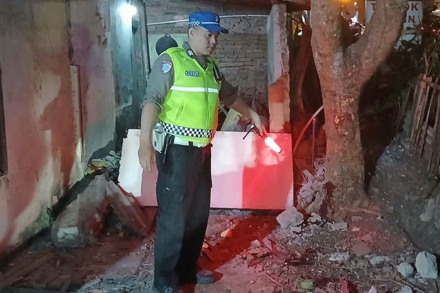 Polisi saat mendatangi lokasi kecelakaan yang menewaskan 3 pemuda di Bumaiyu, Brebes. Foto: Dok. Istimewa