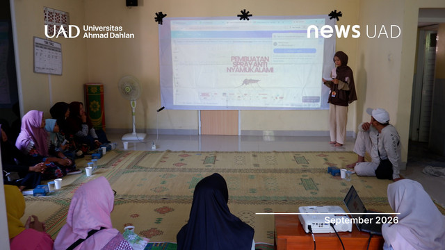 Mahasiswa KKN Universitas Ahamd Dahlan (UAD) edukasi masyarakat siwates pembuatan spray antinyamuk alami (Foto. KKN UAD)