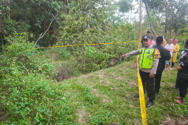 Lokasi penemuan mayat bayi perempuan di sebuah kebun di Kecamatan Bandungan, Kabupaten Semarang, Jawa Tengah. Foto: Polres Semarang