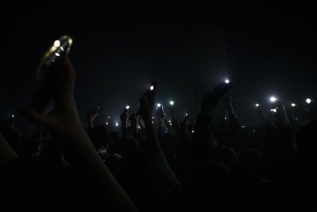 Ilustrasi Kenapa Penyanyi Meminta Penonton Menyalakan Flashlight HP? Unsplash.com/Alex