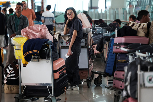 Sejumlah penumpang yang terdampak pembatalan penerbangan imbas abu vulkanik Gunung Anak Krakatau berbincang di Bandara Internasional Soekarno Hatta, Tangerang, Senin (7/9/2026). Foto: Ajeng Dinar Ulfiana/REUTERS