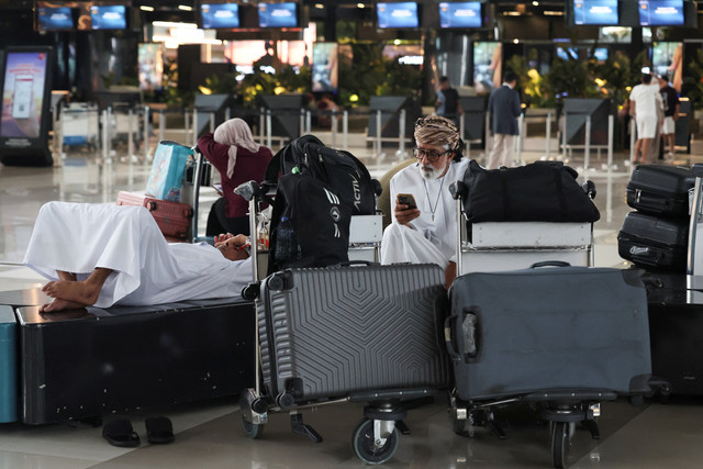 Penumpang yang terdampak pembatalan penerbangan imbas abu vulkanik Gunung Anak Krakatau beristirahat di Bandara Internasional Soekarno Hatta, Tangerang, Senin (7/9/2026). Foto: Ajeng Dinar Ulfiana/REUTERS