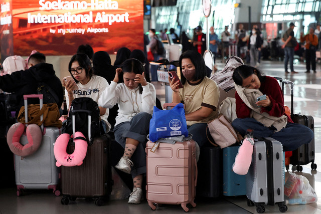 Penumpang yang terdampak pembatalan penerbangan imbas abu vulkanik Gunung Anak Krakatau beristirahat di Bandara Internasional Soekarno Hatta, Tangerang, Senin (7/9/2026). Foto: Ajeng Dinar Ulfiana/REUTERS