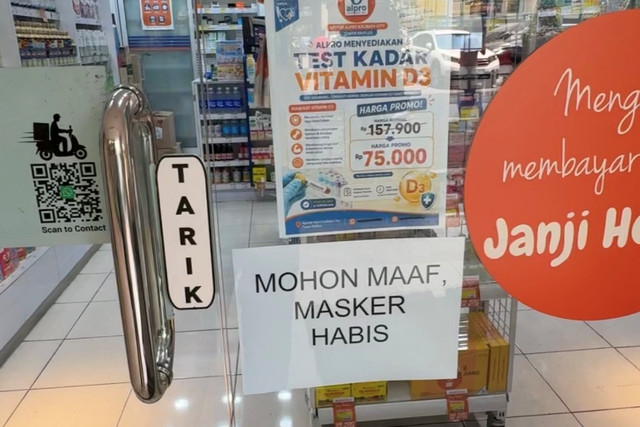Pemberitahuan masker habis di Apotek kawasan Kalibata City, Jakarta, Senin (7/9/2026). Foto: Nur Pangesti/kumparan