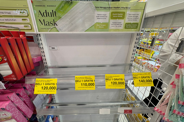 Stok masker di rak penjualan toko Helath Care, Aeon Mall Tanjung Barat, Jakarta, Senin (7/9/2026). Foto: Nur Pangesti/kumparan