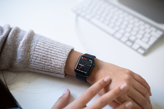 Ilustrasi pemantauan data kesehatan menggunakan smartwatch. Sumber: Dario Fernandez Ruz/Pexels. Gambar tersedia untuk penggunaan gratis berdasarkan Pexels License.