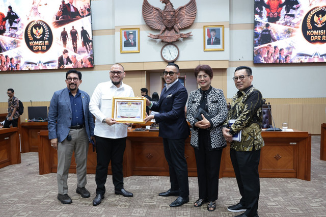Pengamat hukum Shri Hardjuno Wiwoho saat memberikan usulan mengenai RUU Perampasan Aset di Komisi III DPR. Foto: Dok. Istimewa