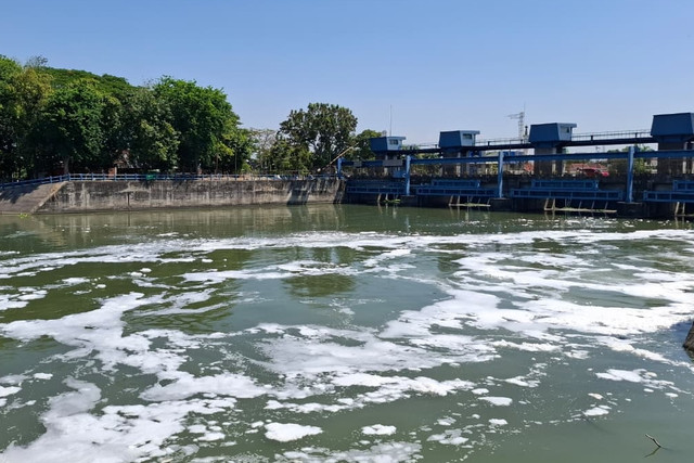 Kondisi sungai di Jembatan Rolak, Gunung Sari, Surabaya, Senin (7/9/2026). Foto: Farusma Okta Verdian/kumparan