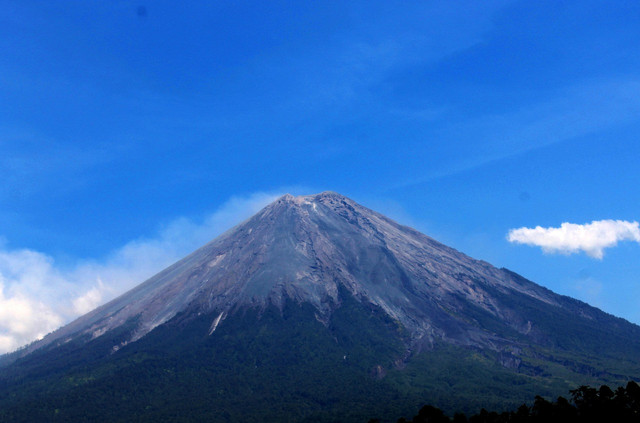 Ilustrasi membahas Gunung Semeru sebagai salah satu gunung berstatus siaga di Indonesia per 7 September 2026. Foto: Pixabay