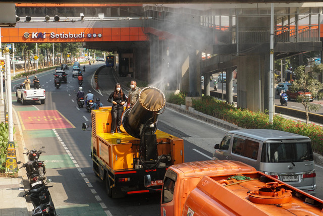 Dinas Lingkungan Hidup (DLH) DKI Jakarta mengerahkan kendaraan operasional untuk melakukan penyemprotan kabut air (water mist) di sepanjang rute Kuningan hingga Pejaten, Jakarta Selatan, Senin (7/9/2026). Foto: Iqbal Firdaus/kumparan