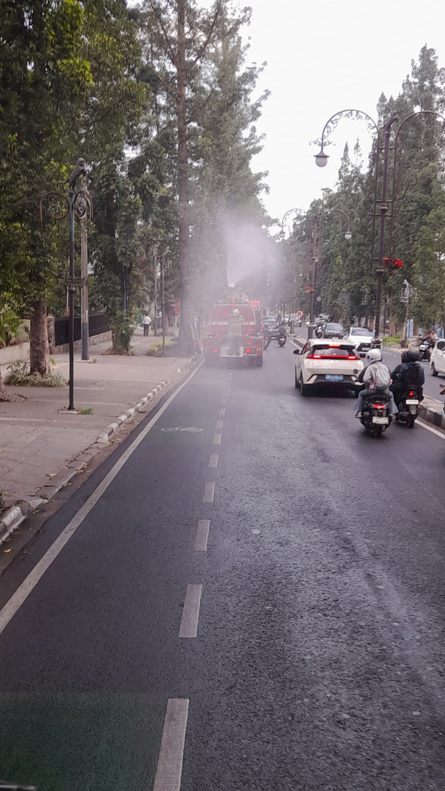 Disdamkartan Kota Bandung melakukan penyemprotan pada beberapa ruas jalan di Kota Bandung guna meminimalisir penyebaran abu vulkanik pada Senin (7/9/2026). Foto: Dok. Disdamkartan Kota Bandung