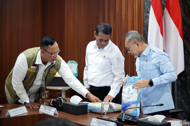 Mentan Andi Amran Sulaiman pastikan produksi beras nasional aman di tengah El Nino dan umumkan penambahan 1 juta ton beras SPHP medium dalam rapat di Jakarta, Senin (7/9/2026). Foto: Dok. Kementerian Pertanian