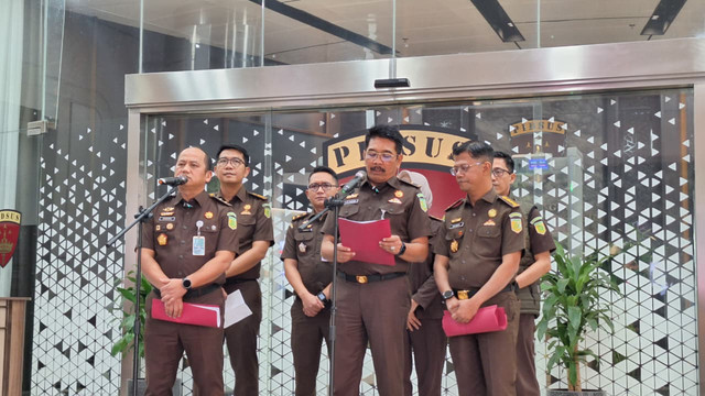 Direktur Penyidikan Kejagung Saiful Bahri Siregar (kanan) dan Kapuspenkum Kejagung Anang Supriatna (kiri) dalam jumpa pers terkait perkembangan kasus transfer pricing Toba Pulp dan kasus lainnya, di Gedung Bundar Kejagung Jaksel, Senin (7/9/2026). Foto: Kevin Daniel/kumparan