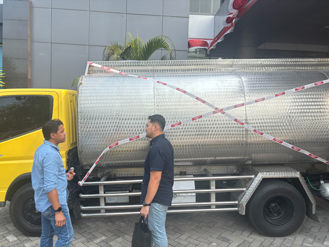 Jumpa pers kasus penyelundupan rokok ilegal yang disembuyikan ke dalam truk tangi air di Semarang, Senin (7/9/2026). Foto: Intan Alliva Khansa/kumparan