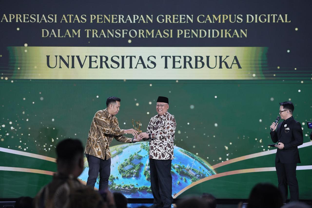 Rektor Universitas Terbuka, Prof. Dr. Ali Muktiyanto, S.E., M.Si. (tengah) saat menerima penghargaan Anugerah Ekonomi Hijau di Jakarta pada Kamis (3/9/2026). Foto: Dok. Istimewa