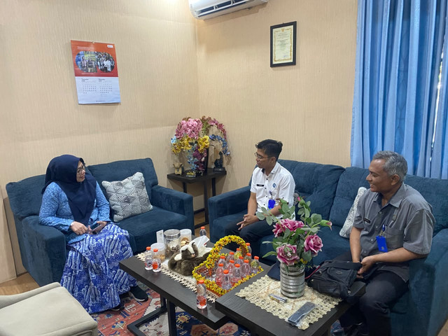 Audiensi Kepala BNNK Karawang dengan Kepala Disnakertrans Kabupaten Karawang. Foto: Dok. BNNK Karawang.