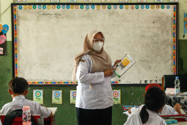Guru dan pelajar menggunakan masker saat pembelajaran tatap muka di SDN Jati Asih X, Kota Bekasi, Senin (7/9/2026). Foto: Bintang Pamungkas/ANTARA FOTO