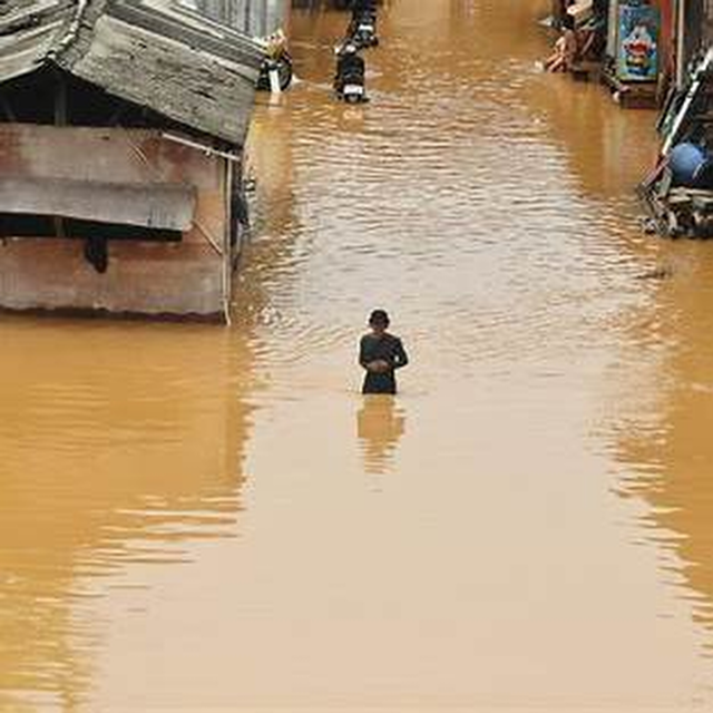Gambar 1. Banjir di Rawa Jati, Jakarta Selatan, menunjukkan bahwa cuaca ekstrem bukan hanya persoalan alam, melainkan juga persoalan tata ruang, kesiapsiagaan, dan perlindungan warga. Sumber: Unsplash