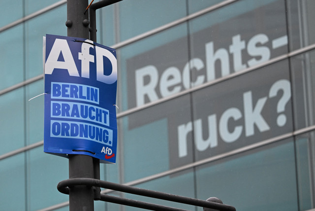 Sebuah poster kampanye partai sayap kanan jauh Alternatif untuk Jerman (AfD) bertuliskan "Berlin butuh ketertiban" terpasang di depan markas besar partai konservatif Uni Demokrat Kristen (CDU) Jerman, Berlin, Snin (7/9/2026). Foto: RALF HIRSCHBERGER/AFP