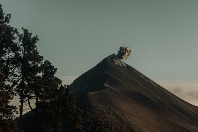 Ilustrasi Apakah abu vulkanik dapat menyuburkan tanah. Foto: Unsplash.com/Charlie Orellana