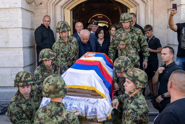 Tentara Serbia membawa peti jenazah mantan jenderal perang Serbia Bosnia, Ratko Mladic, keluar dari Gereja Santo Lukas sebelum dimakamkan, di Beograd, Serbia, Senin (7/9/2026). Foto: STR New via REUTERS