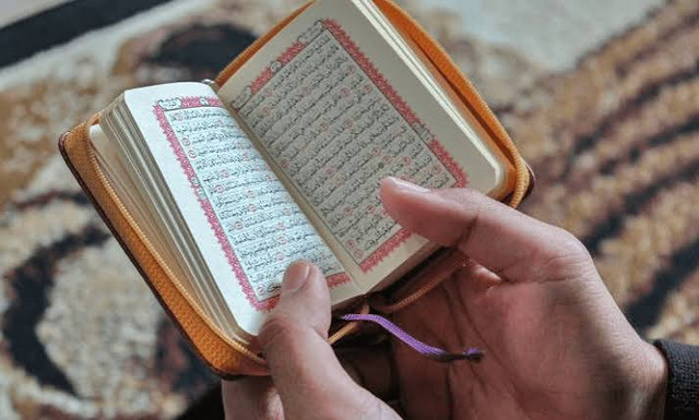 ilustrasi membaca al-qur'an pixel.com