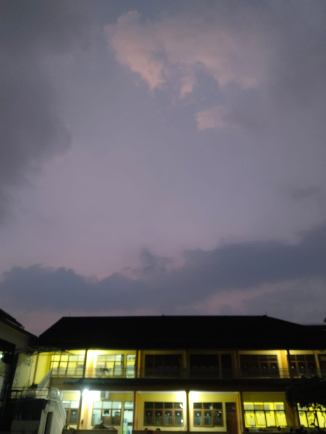 Langit Bandung yang Syahdu menjelang maghib. Dokumentasi Pribadi