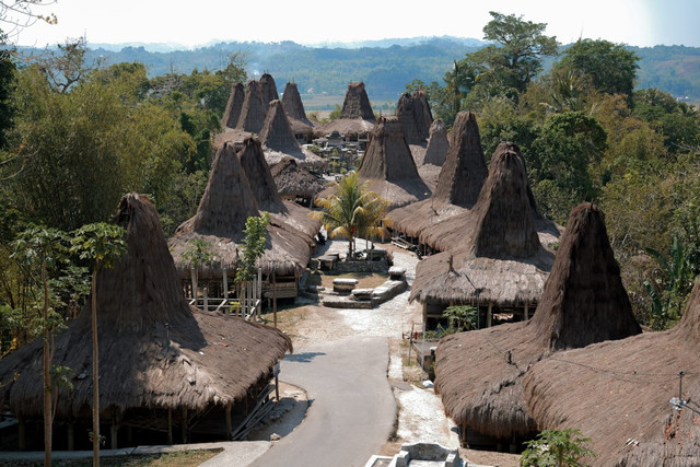 Menyusuri Kekayaan Budaya Sumba di Desa Bakti BCA Prai Ijing – Berlatar deretan rumah adat beratap menjulang (Umma Kalada). Foto: Bakti BCA