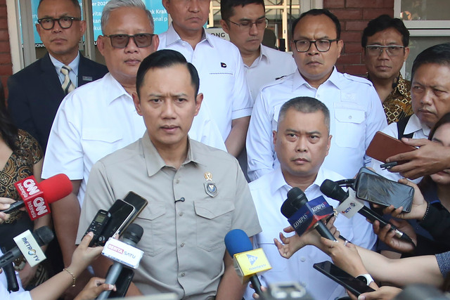 Menko IPK Agus Harimurti Yudhoyono (kiri) bersama Menteri Perhubungan Dudy Purwagandhi (kanan) menyampaikan keterangan pers usai meninjau Posko Penanganan Terminal 1 Bandara Soekarno Hatta, Tangerang, Banten, Senin (7/9/2026). Foto: Muhammad Iqbal/ANTARA FOTO
