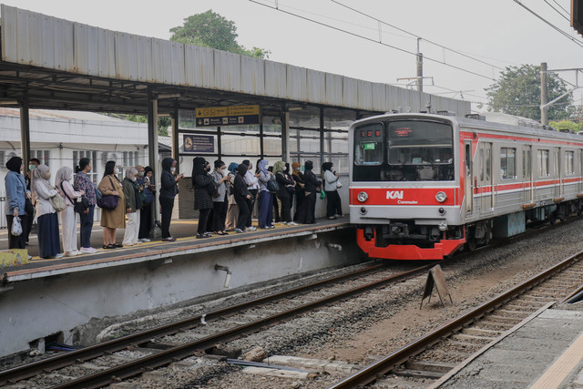 Ilustrasi antrena penumpang menunggu KRL, Selasa (8/9/2026). Foto: Jamal Ramadhan/kumparan