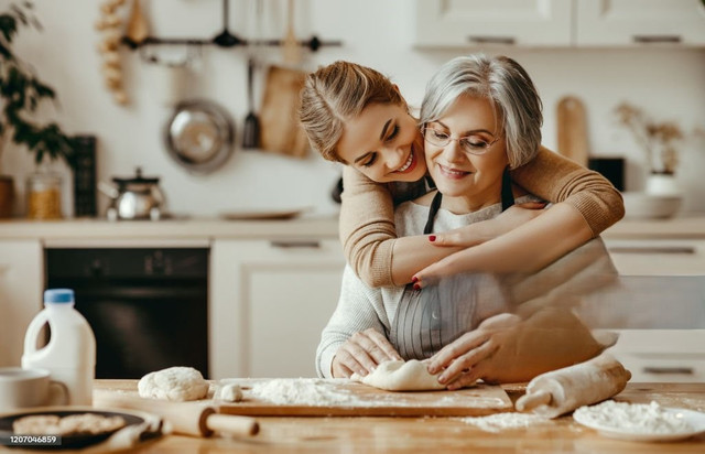 Sumber foto : https://www.istockphoto.com/id/foto/bahagia-keluarga-nenek-ibu-tua-ibu-mertua-dan-menantu-perempuan-memasak-di-dapur