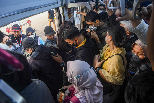 Penumpang berada di dalam Kereta Rel Listrik (KRL) Commuter Line rute Bogor-Jakarta Kota di Jakarta, Selasa (8/9/2026). Foto: Muhammad Adimaja/ANTARA FOTO