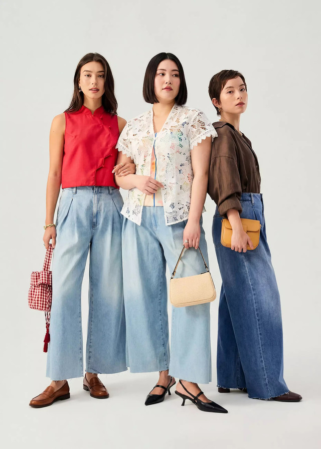 Padu padan wide leg jeans dengan berbagai alas kaki. Foto: Love, Bonito
