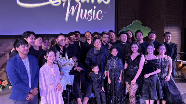Para pemain drama musikal Ketika Cinta Bercerita di Galeri Indonesia Kaya, Jakarta Pusat, Jumat (4/9/2026). Foto: Hosana Solagracia Sifra/kumparan
