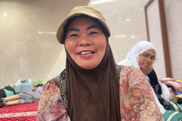 Calon jemaah umrah asal Kendari, Rosinawati, menginap dua malam di musala bandara di Terminal 2F Bandara Soekarno-Hatta, Tangerang, Selasa (8/9/2026). Foto: Zahira Hilman/kumparan