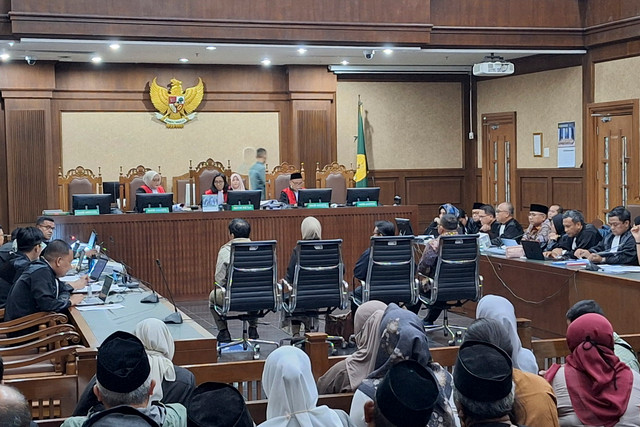 Empat orang saksi yang dihadirkan dalam Sidang Eks Menteri Agama Yaqut Cholil Qoumas agenda pemeriksaan saksi terkait korupsi kuota haji tambahan di Pengadilan Tipikor, Jakarta Pusat, Selasa (8/9/2026). Foto: Kevin Daniel/kumparan