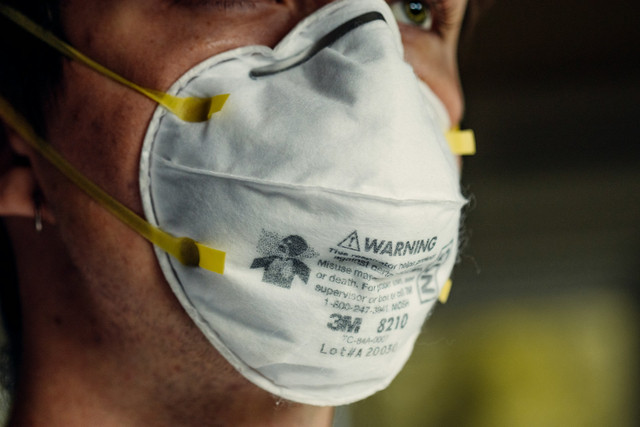 Ilustrasi masker abu vulkanik. Foto: Unsplash.