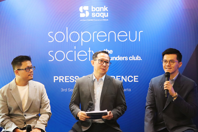 Relationship Banking Director Bank Saqu, Hendrik Komandangi (tengah) bersama Co-Founder & COO of IDN, William Utomo (kanan) dan CEO Otten Coffee, Jhoni Kusno (kiri) saat memperkenalkan Bank Saqu Solopreneur Society: The Founders Club di Jakarta (3/9). Foto: Dok. Bank Saqu