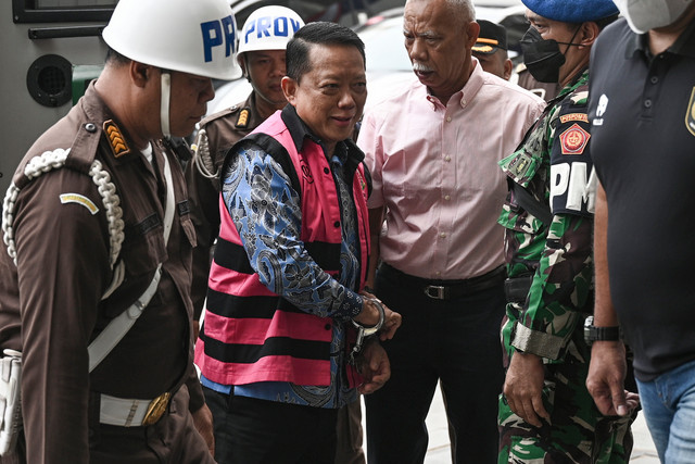 Tersangka kasus dugaan Tindak Pidana Pencucian Uang (TPPU) Febrie Adriansyah (tengah) berjalan setibanya di Gedung Utama Kejaksaan Agung, Jakarta, Selasa (8/9/2026). Foto: Fauzan/ANTARA FOTO