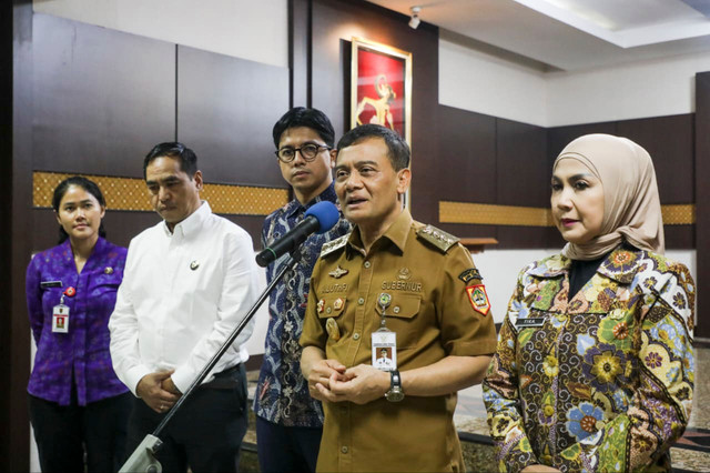 Gubernur Jateng Ahmad Luthfi dan CEO PT Daya Energi Bersih Nusantara (Denera) Fadli Rahman targetkan groundbreaking proyek Pengolahan Sampah menjadi Energi Listrik (PSEL) Semarang Raya di TPA Jatibarang pada Desember 2026, Selasa (8/9/2026). Foto: Dok. Pemprov Jateng