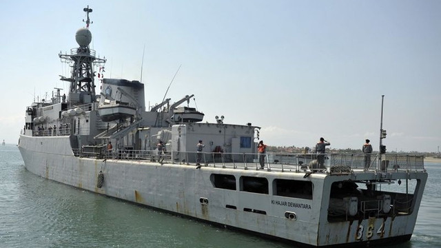 KRI Ki Hajar Dewantara saat melanjutkan operasi pengamanan laut Bali di Pelabuhan Benoa, Denpasar, Selasa (18/10/2011). Foto: Nyoman Budhiana/ANTARA FOTO