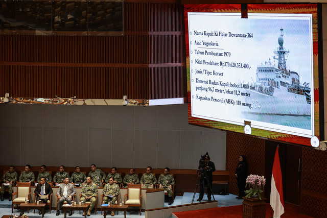 Menhan Sjafrie Sjamsoeddin (kedua kiri) didampingi Wamenhan Donny Ermawan (kiri) mengikuti Rapat Paripurna DPR ke-5 Masa Persidangan I Tahun Sidang 2026-2027 di Kompleks Parlemen, Senayan, Jakarta, Selasa (8/9/2026). Foto: Dhemas Reviyanto/ANTARA FOTO