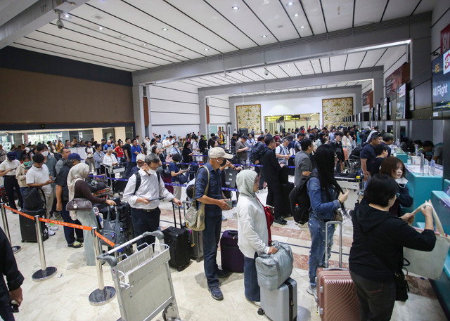 Sejumlah calon penumpang antre untuk lapor diri di Terminal 2 Bandara Soekarno Hatta, Tangerang, Banten, Selasa (8/9/2026). Foto: Muhammad Iqbal/ANTARA FOTO