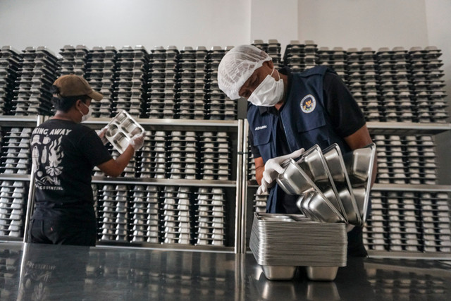 Sejumlah pekerja membersihkan peralatan operasional Makan Bergizi Gratis (MBG) di Satuan Pelayanan Pemenuhan Gizi (SPPG) di kawasan Pondok Gede, Bekasi, Jawa Barat, Selasa (8/9/2026). Foto: Iqbal Firdaus/kumparan