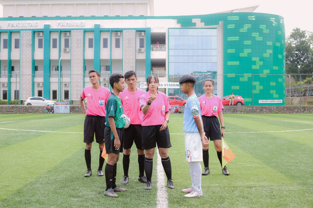 Wasit wanita, Novitasari Mulat Ratri, saat menjadi wasit. Foto: Dok. Pribadi Novitasari Mulat Ratri