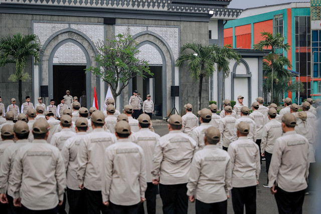  Menteri Haji dan Umrah Republik Indonesia, Mochamad Irfan Yusuf memimpin upacara pemberangkatan Petugas Penyelenggara Ibadah Haji (PPIH) Arab Saudi Daerah Kerja (Daker) Makkah di Asrama Haji Pondok Gede, Jakarta, Kamis (23/4/2026). Foto: Jamal Ramadhan/kumparan