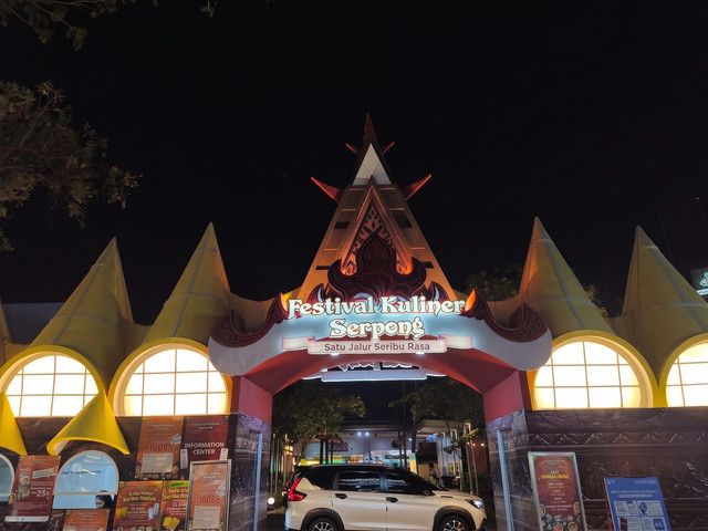 Suasana area pintu masuk Festival Kuliner Serpong (FKS) 2026. (Foto: Atalya Noviana Hendrata)