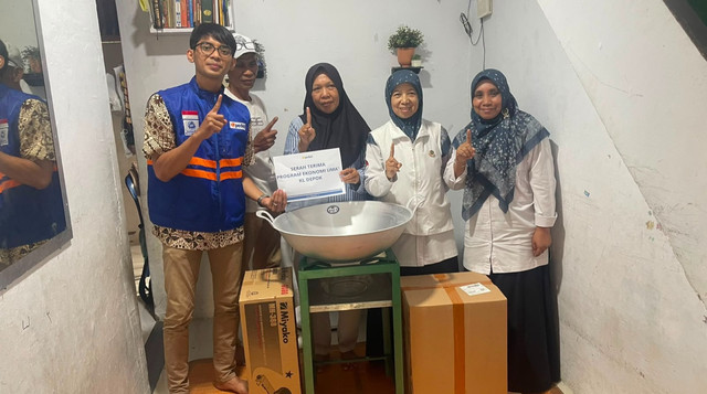 Penyaluran Bantuan Peralatan Usaha Keripik Singkong milik Bu Sumiyati di Wilayah Beji, Depok (Sumber: DT Peduli)