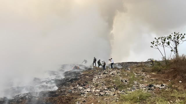 Asap mengepul dari api yang membakar timbunan sampah di Tempat Pembuangan Akhir (TPA) Galuga, Bogor, Jawa Barat, Selasa (7/9/2026). Foto: Dok. Istimewa