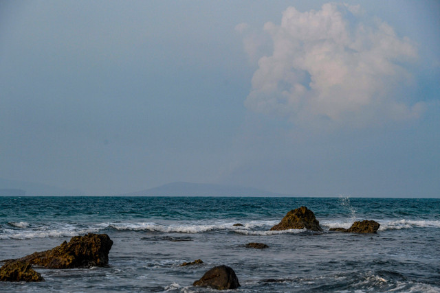 Gunung Anak Krakatau mengeluarkan asap terlihat dari Pulau Sebesi di Kabupaten Lampung Selatan, Lampung, Selasa (8/9/2026).  Foto: Putra M. Akbar/ANTARA FOTO 